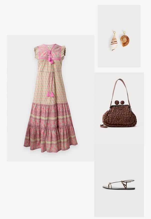 Maxi-Kleid aus hellgrünem Stoff mit pinkem Blumenmuster, kontrastierendem gemusterten Saum, Rüschensäumen und pinken Quastenakzenten.; Braune Leder-Sandale mit dünnen Riemen, einem goldenen, runden Akzent und einer flachen Sohle. Minimalistisches Design mit einem verstellbaren Schnallen-Detail.; Braune gewebte Lederhandtasche mit einem einzelnen Trageriemen und zwei großen runden Holzverschlüssen oben.; Asymmetrische Ohrringe mit Muschel-Anhängern, goldfarbene Stecker mit Perlenkappen und kleinen eingearbeiteten klaren Edelsteinen auf jeder Muschel.
