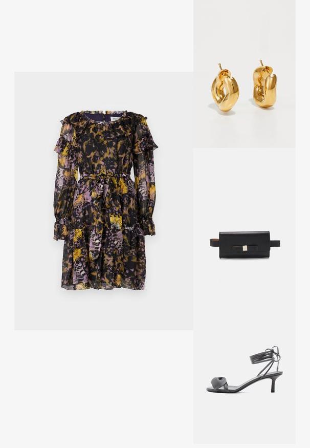 Robe à motifs floraux à manches longues en tissu transparent noir, violet et jaune. Dotée d'un col volanté, de poignets élastiques et d'une ceinture à nouer.; Sandale à talon en cuir gris avec une bride nouée sur les orteils et des lacets enroulants autour de la cheville, sur un talon moyen et fin, sur fond blanc.; Pochette en cuir noir de forme rectangulaire, avec un détail en nœud à l'avant et un fermoir en ton doré. Elle dispose d'une sangle pour un transport facile.; Boucles d'oreilles créoles en or massif avec un design tubulaire légèrement tordu et des fermoirs à tige sur un fond blanc.