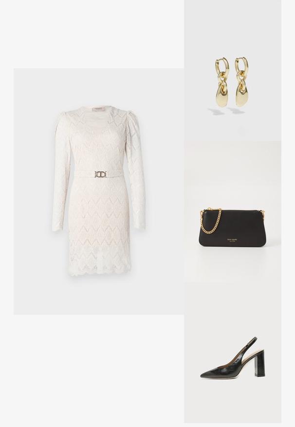 Krajkované šaty v off-white farbe s dlhými rukávmi, V-krkom a vzorovanou textúrou. Obsahujú strieborný opasok v páse na zvýraznenie.; Čierna kožená slingback obuv s špicatou špičkou, vysokým hrubým podpätkom a béžovou vnútornou podšívkou na svetlom jednofarebnom pozadí.; Čierna kožená kabelka na ruku so zlatým reťazovým pásikom. Má zips na uzavretie a embosované meno značky v zlatom na prednej strane. Hladký povrch, obdĺžnikový tvar.; Zlaté kruhové náušnice s prepojeným dizajnom a hladkými, kvapkovitými akcentmi. Reflexný povrch zvyšuje vizuálnu príťažlivosť.