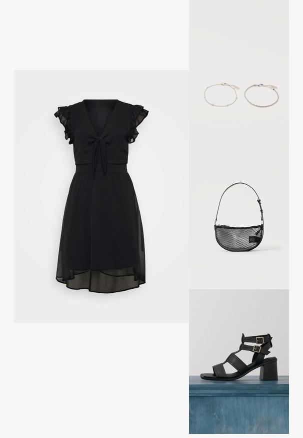 Schwarzes Kleid mit V-Ausschnitt, Bindedetail in der Taille, kurzen Rüschensäumen und einem geschichteten, durchsichtigen Rock mit einem etwas längeren Rücken.; Schwarze Sandalen mit Absatz, die glatte Lederriemen und ein quadratisches Zehendesign aufweisen. Doppelte goldene Schnallen akzentuieren die Knöchelriemen.; Schwarze Netz-Halbmondhandtasche mit kurzem verstellbarem Lederriemen und Reißverschluss an einem einfarbigen hellen Hintergrund.; Zwei filigrane Silberarmbänder nebeneinander, eines mit kleinen Perlen und das andere mit einer dünnen gewebten Kette, beide mit Karabinerverschlüssen und Anhängern.