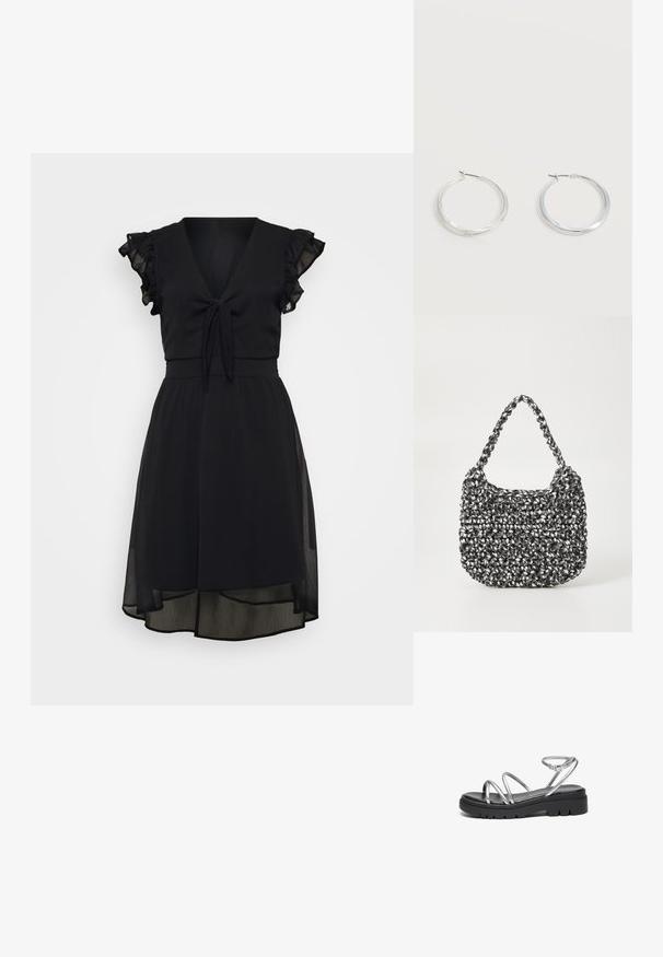 Schwarzes Kleid mit V-Ausschnitt, Bindedetail in der Taille, kurzen Rüschensäumen und einem geschichteten, durchsichtigen Rock mit einem etwas längeren Rücken.; Metallisch silberne Riemchensandalen mit einer robusten schwarzen Sohle, ausgestattet mit mehreren dünnen Riemen und einer verstellbaren Knöchelschnalle.; Gewebte Handtasche in Schwarz und Weiß mit runder Form, strukturiertem Oberflächenfinish und geflochtener Grifffläche. Geeignet für den lässigen Gebrauch.; Silberne Metallcreolen mit glatter, leicht gebogener Oberfläche und Klappverschluss vor schlicht weißem Hintergrund.