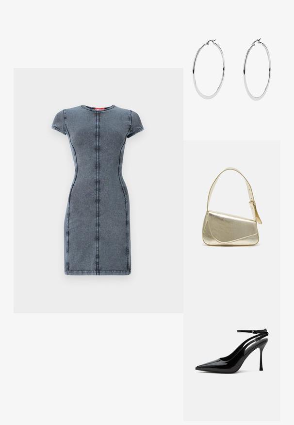 Denim jurk in donkergrijs met korte mouwen, een ronde hals en centrale stiksel details. Glad textuur, getailleerd silhouet, knielang.; Zwarte lakleren pumps met hoge hak, spits toelopende neus en dubbele enkelbandjes met zilveren gespen.; Gouden metallic handtas met een gestructureerd ontwerp, gladde textuur en verstelbare schouderband. Kenmerkt zich door een unieke driehoekige vorm en minimalistische stiksels.; Grote zilveren creolen met een gepolijste metalen afwerking, met een glad, circulair ontwerp en een veilige sluiting.