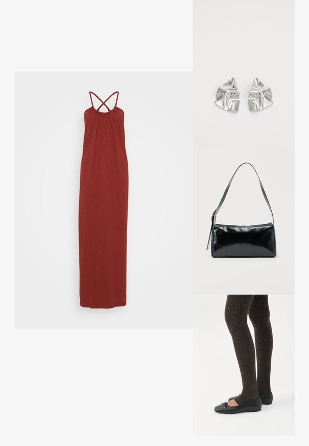 Robe longue de couleur rouille, faite d'un tissu doux. Elle présente un décolleté froncé avec une bordure décorative et des bretelles croisées dans le dos.; Jambes portant des leggings côtelés foncés associés à des ballerines noires avec de petits détails en nœud sur fond blanc.; Sac d'épaule rectangulaire noir avec une sangle réglable unique et une fermeture éclair supérieure sur un fond uni.; Boucles d'oreilles en métal argenté avec un design ondulé et sculptural, présentant une finition polie et des formes irrégulières, mettant en valeur une esthétique contemporaine.
