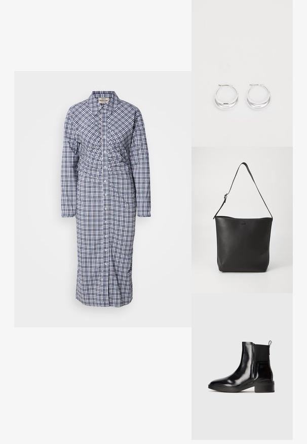 Langarm, knoopsluiting shirtjurk in blauw en wit geruit. Heeft een taillering en een rechte snit, gemaakt van lichtgewicht stof.; Glanzende zwarte leren enkellaars met elastische zijpanelen, een trekflap aan de hiel en een lage blokhak op een lichte effen achtergrond.; Zwarte leren totebag met een gladde textuur, een enkele verstelbare band en een minimalistisch ontwerp met een logo aan de voorkant.; Zilveren creolen met een gepolijste afwerking en DKNY-branding, weergegeven tegen een effen witte achtergrond.