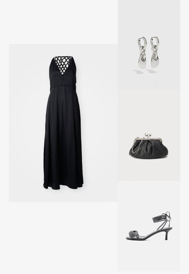 Schwarzes Maxi-Kleid mit V-Ausschnitt und überkreuzten Trägern auf der Rückseite. Leichter Stoff, fließende Silhouette und knöchellanger Schnitt.; Graue Leder-Pumps mit Absatz, verknotetem Riemen über den Zehen und Wickelriemen um den Knöchel auf schlankem, mittelhohem Absatz vor weißem Hintergrund.; Schwarze Leder-Clutch mit geraffter Textur, silberfarbener Metallrahmen, Druckverschluss und Kettenriemen. Glatte, weiche Oberfläche.; Silberne Creolen mit verlängerten ovalen Gliedern, die eine polierte Oberfläche und einen strukturierten Anhänger aufweisen. Einfaches Design mit glatten Kanten.