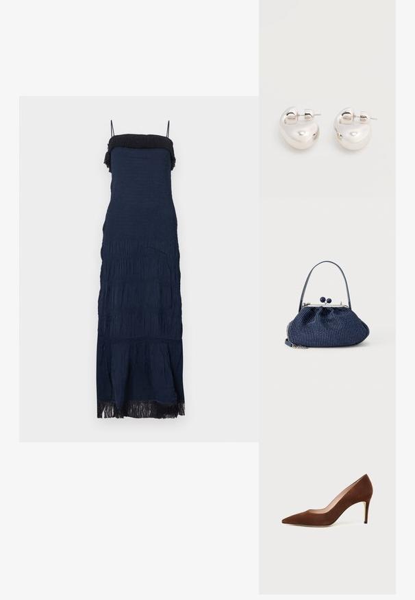 Robe bleu marine sans bretelles avec un corsage froncé, tissu texturé, volants à étages et ourlet à franges. Bretelles spaghetti réglables.; Chaussure à talon haut en daim marron à bout pointu avec un talon aiguille fin sur fond blanc.; Sac à main en tissu tissé bleu marine avec fermoir rond, poignée courte et détail en chaîne argentée sur un fond clair uni.; Paire de boucles d'oreilles argentées brillantes et épaisses avec fermoirs à tige, sur fond blanc uni.