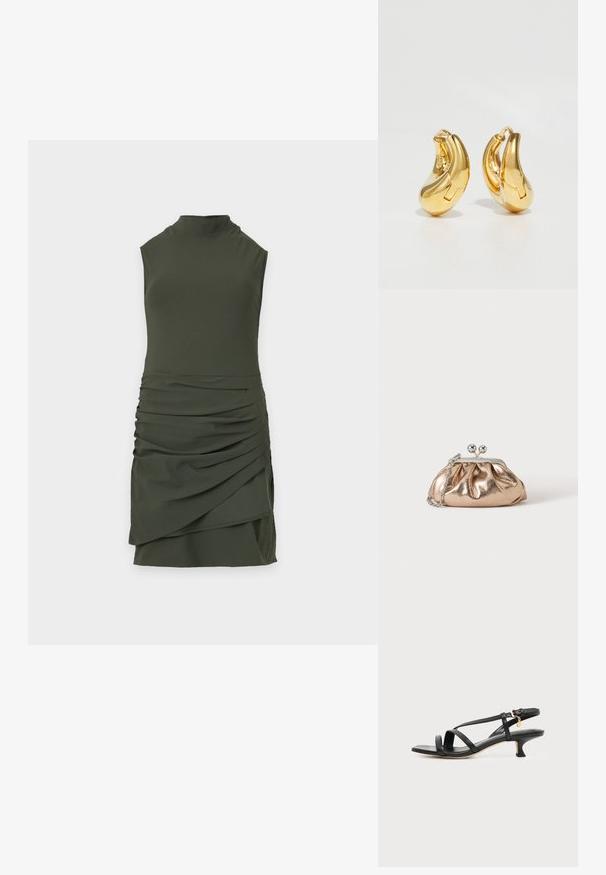 Ärmelloses, dunkelgrünes Minikleid mit hohem Halsausschnitt und gerafften, drapierten Details am Rock vor einem schlichten, hellen Hintergrund.; Schwarze Ledersandale mit niedrigem Kittenabsatz, Knöchelschnalle und kleinem goldfarbenem Anhänger vor einfachem hellem Hintergrund.; Kleine goldene Metallic-Clutch mit silbernem Verschluss und Kettengurt auf einfachem hellem Hintergrund.; Goldene Creolen mit einer glatten, geschwungenen Form und polierter Oberfläche. Mit einem Verschlussmechanismus und leichten Einkerbungen für Details.