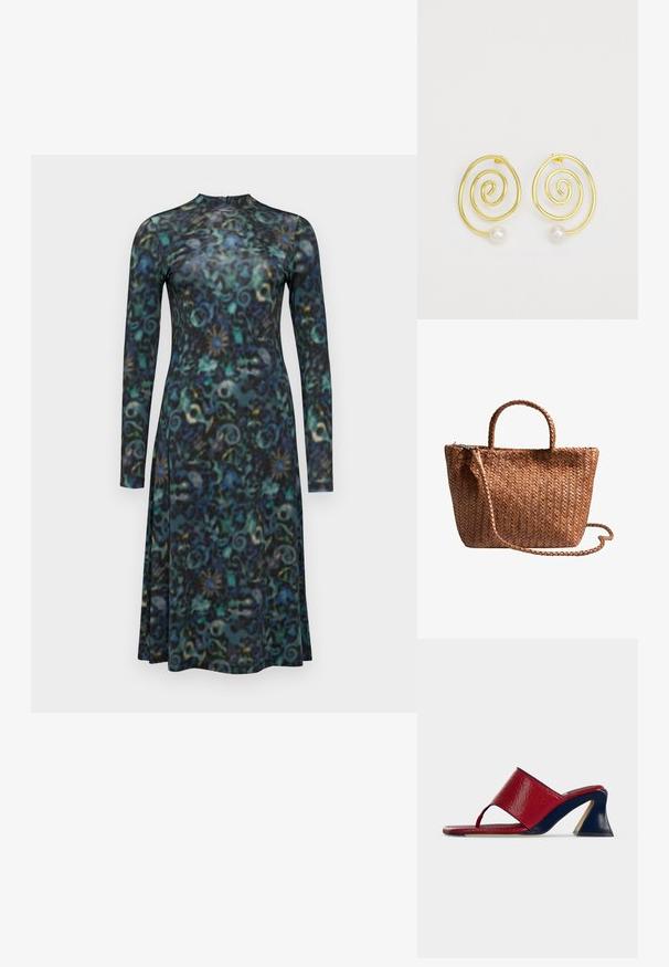 Langoeven jurk in donkerblauw en groen met wervelende patronen. Glad weefsel, hoge halslijn en design tot aan de enkels.; Rode leren open-toe mule sandaal met een navyblauwe gebeeldhouwde blokhak en thong bandje, zijaanzicht op witte achtergrond.; Bruine geweven leren draagtas met twee handvatten en een lange gevlochten schouderband tegen een witte achtergrond.; Gouden spiralen hoepel oorbellen met een gladde textuur, met aan de onderkant van elke hoop een witte parel als accent.