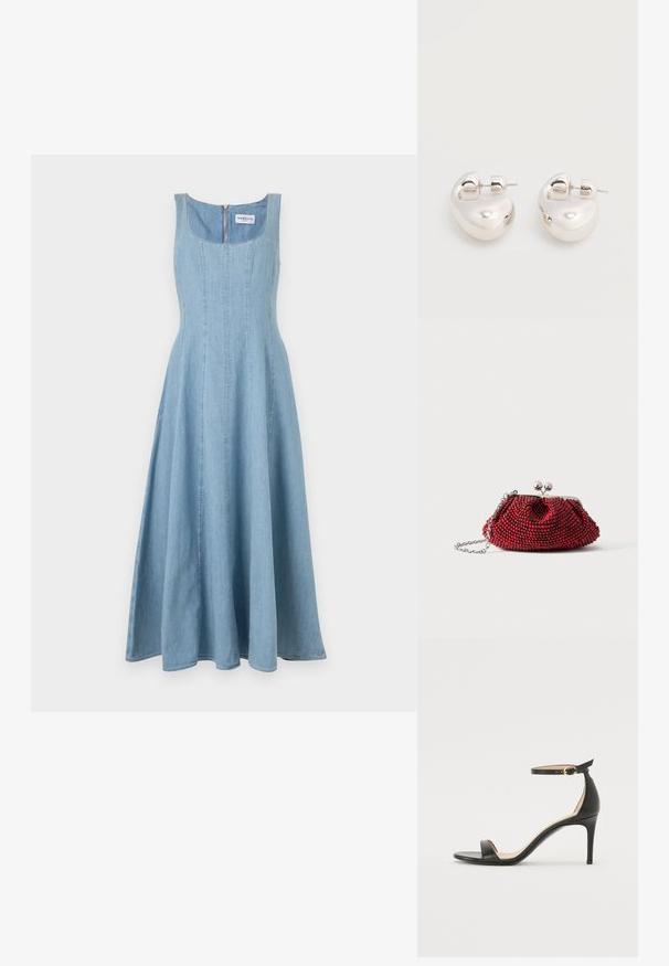 Robe sans manches en denim bleu clair avec encolure arrondie et taille ajustée, s'évasant en une longue jupe trapèze, fermeture éclair au dos.; Sandale à talons hauts en cuir noir avec une lanière de cheville. Présente une texture lisse, un bout ouvert et un talon fin. Détail de boucle en ton doré.; Petit sac pochette rouge orné de perles, avec fermoir argenté et chaîne sur un fond blanc uni.; Paire de boucles d'oreilles argentées brillantes et épaisses avec fermoirs à tige, sur fond blanc uni.