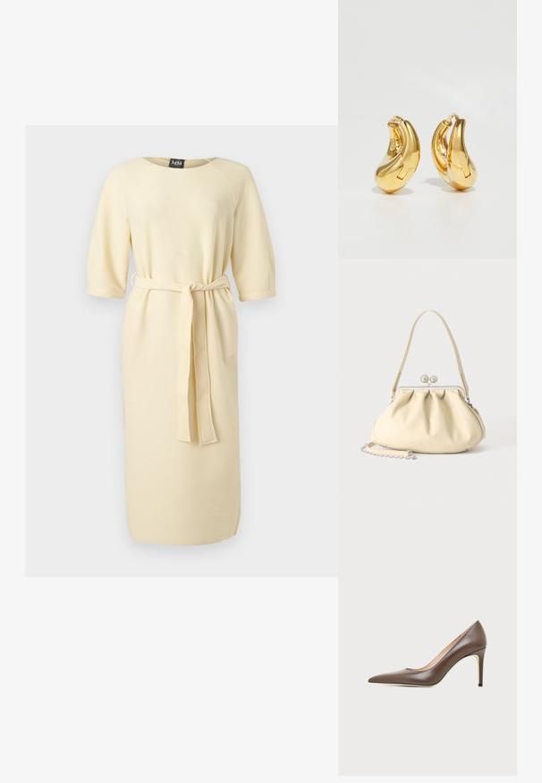 Robe crème côtelée longueur genou avec manches 3/4 et ceinture assortie nouée à la taille.; Chaussure à talon haut en cuir marron à bout pointu avec un talon aiguille fin et une finition lisse sur un fond clair.; Sac à main en cuir souple couleur crème avec un design froncé, fermoir cadre argenté, poignée courte et bandoulière chaîne amovible.; Boucles d'oreilles en or en forme de d'anneaux lisses et courbés avec une finition polie. Équipées d'un mécanisme de fermeture et de légères indentations pour le détail.