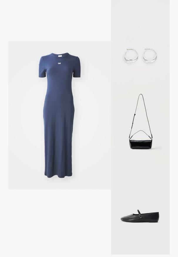 Navyblaues geripptes Strickkleid mit figurbetonter Silhouette, kurzen Ärmeln und rundem Ausschnitt. Mit kleinem Logo auf der Brust.; Schwarze Leder-Ballettschuhe mit spitzem Schuhzeug, flacher Sohle und einem kleinen Riemen mit silberner Schnalle.; Schwarze rechteckige Leder-Umhängetasche mit verstellbarem Schulterriemen, Reißverschluss oben und kleinem goldfarbenem Calvin Klein-Logo vorne.; Silberne Creolen mit glänzender Oberfläche und DKNY-Logo, vor einem schlichten weißen Hintergrund präsentiert.