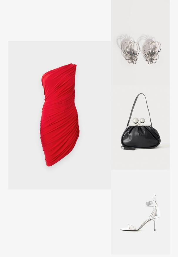 Rotes Ein-Schulter-Kleid aus gerafftem Stoff, mit rüschiertem Textur und figurbetontem Design, das die Kurven betont.; Silberne High-Heel-Sandale mit dünnen Riemchen, Knöchelriemen und schlankem Stilettoabsatz auf weißem, einfarbigem Hintergrund.; Schwarze Ledertasche mit gerafftem Design, einem einzelnen Riemen, silbernem Metallrahmen und zwei großen runden silbernen Verschlüssen.; Paar silberne Metallohrstecker mit offenem Drahtkäfig-Design und glatten zentralen ovalen Formen, die geschwungene Schatten auf einem weißen Hintergrund werfen.