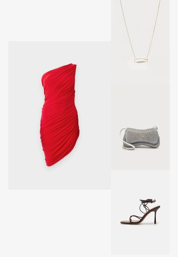 Rotes Ein-Schulter-Kleid aus gerafftem Stoff, mit rüschiertem Textur und figurbetontem Design, das die Kurven betont.; Simmi London MACIA - High Heel Sandalette - chocolate; Silberne Clutch aus texturiertem Material mit geschwungenem Design, einem dünnen weißen Riemen und einem metallischen Logoakzent auf der Vorderseite.; Goldfarbener Kettenanhänger in Form einer Sicherheitsnadel, verziert mit drei kleinen, klaren Edelsteinen, die in einer horizontalen Linie angeordnet sind.