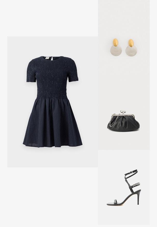 Robe bleu marine à manches courtes et corsage smocké, avec une jupe évasée ornée de subtiles rayures blanches et une ouverture en forme de clé au dos.; Sandale noire à talon haut avec fine bride à la cheville, bride médiane décorée de maillons de chaîne argentés, et design à bout ouvert.; Porte-monnaie en cuir noir avec texture froncée, cadre en métal argenté, fermeture à verrouillage kiss-lock et bandoulière en chaîne. Surface lisse et douce.; Boucles d'oreilles en métal doré et argenté avec une base en disque rond et une pièce supérieure ovale, texture lisse et finition polie.