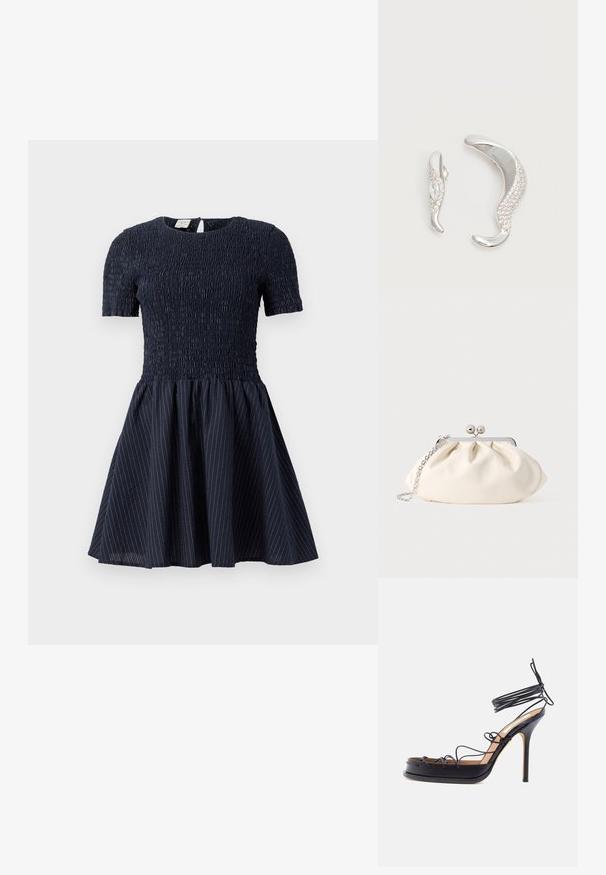 Robe bleu marine à manches courtes et corsage smocké, avec une jupe évasée ornée de subtiles rayures blanches et une ouverture en forme de clé au dos.; Sandale noire à talon haut avec des fines lanières en cuir entourant le pied et la cheville, dotée d'un talon aigu en forme de stiletto.; Pochette en tissu crème avec un design froncé, cadre en métal argenté, deux boules décoratives, et une bandoulière chaîne argentée.; Deux boucles d'oreilles argentées courbées, l'une plus grande que l'autre, toutes deux ornées de petits cristaux scintillants le long d'un bord.