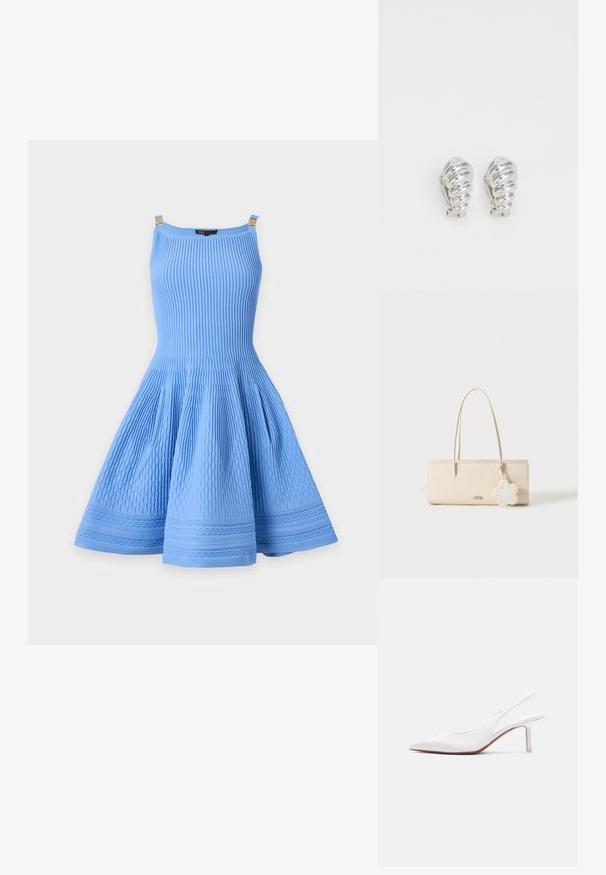 Robe tricotée bleue sans manches avec des motifs verticaux texturés et en nid d'abeille et une jupe évasée sur un fond neutre.; Chaussure pour femme en cuir blanc avec bride arrière, bout pointu, petit talon kitten bas et petit nœud décoratif sur le dessus, vue de profil latéral.; Sac en cuir beige avec deux longues poignées, de forme rectangulaire, logo en relief, et un charm décoratif en fleur bleu clair attaché.; Boucles d'oreilles en clip argentées avec un design en spirale, présentant une texture métallique lisse et des formes arrondies. Pas d'embellissements ou de motifs visibles.