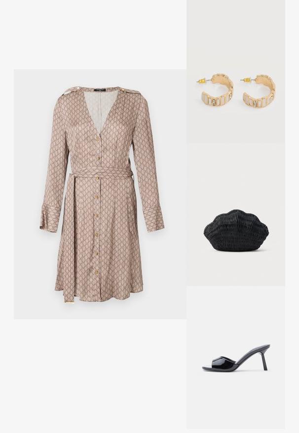 Langere mouw wikkeljurk in beige stof met een herhalend bruin patroon, voorzien van een diepe V-hals, gouden knoopdetails en een bijpassende riem.; Zwarte lakleren open-teen sandalen met hak, met een gebogen bovenkant ontwerp en een taps toelopende naaldhak. Gladde glanzende afwerking.; Zwarte gevlochten handtas in de vorm van een sint-jakobsschelp met een gebogen bovenkant en een geweven textuur op een effen achtergrond.; Goudkleurige halfronde oorbellen met rechthoekige witte emaille inzetstukken en kleine heldere strasstenen, bevestigd met push-back sluitingen.