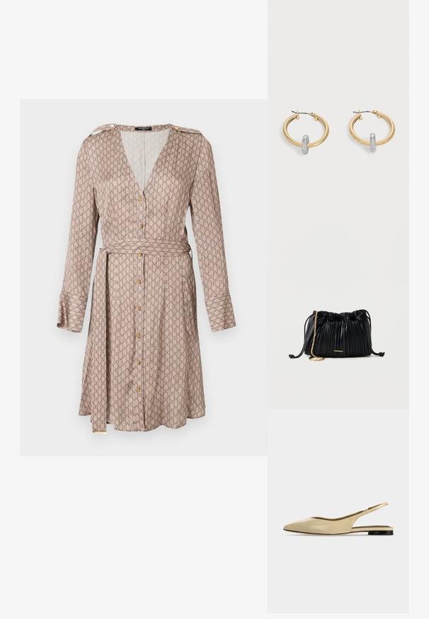 Langere mouw wikkeljurk in beige stof met een herhalend bruin patroon, voorzien van een diepe V-hals, gouden knoopdetails en een bijpassende riem.; Beige platte slingback schoen met puntige neus, lage zwarte hak en een glad leren afwerking, zijaanzicht op een effen achtergrond.; Zwarte plissé leren handtas met trekkoord, gouden kettingriem en een klein horizontaal gouden accent aan de voorkant.; Paar goudkleurige creolen met kleine zilverkleurige lusdetail op elk, weergegeven tegen een lichtgrijze achtergrond.