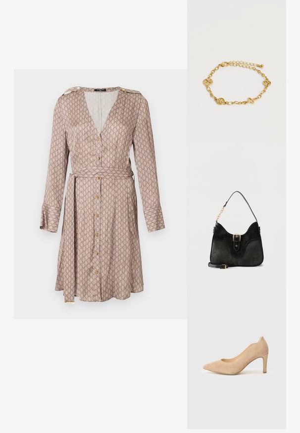 Langere mouw wikkeljurk in beige stof met een herhalend bruin patroon, voorzien van een diepe V-hals, gouden knoopdetails en een bijpassende riem.; Beige suède schoen met hoge hak, een puntige neus en een golvende bovenlijn, voorzien van een slanke hak en een gladde, matte textuur.; Zwarte leren handtas met gouden gespdetail, één schouderriem met schakels en een afneembare verstelbare crossbodyriem.; Gouden kettingarmband met vier decoratieve bedels met bloem- en kruisuitgesneden ontwerpen, verstelbare sluiting, op een effen witte achtergrond.