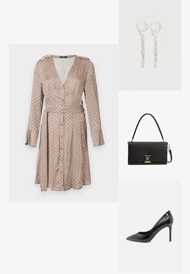 Robe portefeuille à manches longues en tissu beige avec un motif brun répétitif, présentant un décolleté en V profond, des détails en boutons dorés, et une ceinture assortie.; Escarpin en cuir noir à talon haut avec un bout pointu, présentant un design ajouré et un petit logo doré sur le talon.; Sac à main en cuir noir texturé avec une poignée supérieure, un fermoir doré présentant un logo TH entrelacé, et une bandoulière détachable.; Boucles d'oreilles pendantes en argent avec des cristaux clairs rectangulaires et ronds alignés verticalement, sécurisées par des fermoirs à levier.