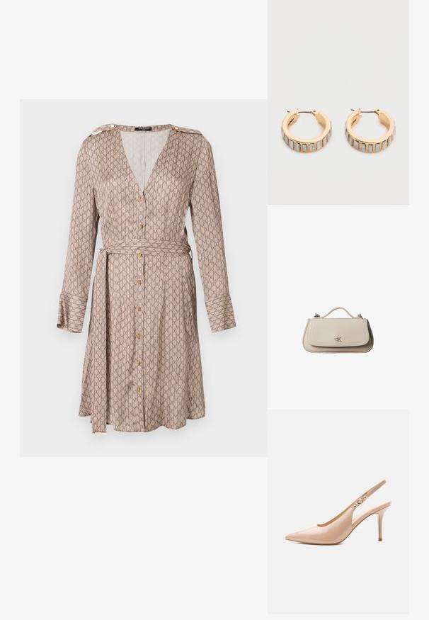 Langærmet omslagkjole i beige stof med et gentagende brunt mønster, der har en dyb V-halsudskæring, guldknapdetaljer og et matchende bælte.; Beige laklæder højhælet slingback sko med spids tå og en lille gylden spænde-detalje på remmen.; Lille beige læderhåndtaske med top håndtag og sølv CK-logo på frontklap, vist mod en hvid baggrund.; Par af guldringeøreringe med lodrette rektangulære sølvaccents rundt om ydersiden på en hvid baggrund.