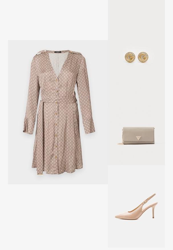 Vestido de corte envolvente de mangas largas en tejido beige con un patrón marrón repetido, que presenta un escote en V profundo, detalles de botones dorados y un cinturón a juego.; Zapato slingback de tacón alto de piel patentada beige con punta puntiaguda y pequeño detalle de hebilla dorada en la correa.; Cartera sintética gris con acabado texturizado, con un logo triangular dorado, una correa de cadena y cierre de solapa.; Pendientes de estudio circulares de oro con un diseño en espiral, adornados con cristales transparentes en el borde y un elemento decorativo central.