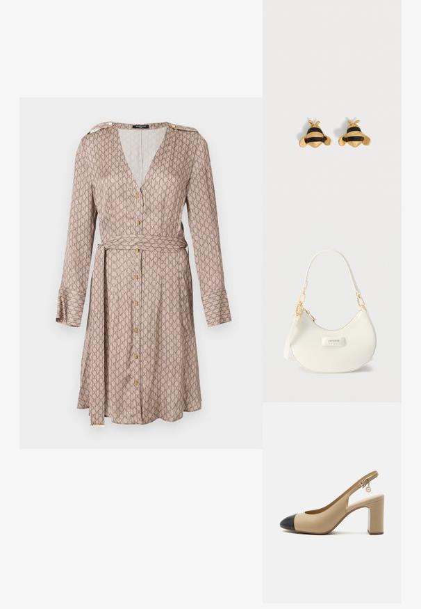 Langärmliges Wickelkleid aus beigem Stoff mit einem sich wiederholenden braunen Muster, mit tiefem V-Ausschnitt, goldenen Knopfdetails und einem passenden Gürtel.; Beiger Slingback High Heel Schuh mit schwarzer Zehenkappe, verstellbarem Schnallenriemen und goldenem Anhänger am Riemen.; Weiße, halbmondförmige Umhängetasche mit goldfarbenen Beschlägen, Reißverschluss und "LACOSTE"-Logo auf der Vorderseite.; Gold- und schwarz gestreifte Bienen-Ohrringe mit Flügeln und Fühlern auf hellem einfarbigem Hintergrund.