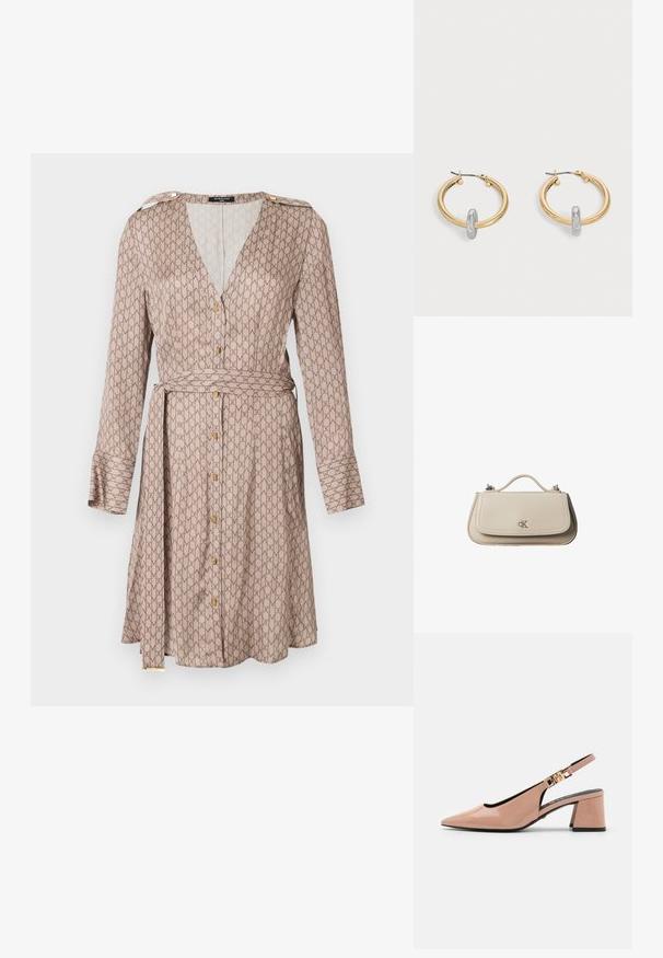 Langere mouw wikkeljurk in beige stof met een herhalend bruin patroon, voorzien van een diepe V-hals, gouden knoopdetails en een bijpassende riem.; Slingback pump met spitse neus in glanzend nude lakleer, met een gemiddelde blokhak en een gouden hardware detail op de band.; Kleine beige leren handtas met bovenhandvat en zilveren CK-logo op de voorflap, getoond tegen een witte achtergrond.; Paar goudkleurige creolen met kleine zilverkleurige lusdetail op elk, weergegeven tegen een lichtgrijze achtergrond.