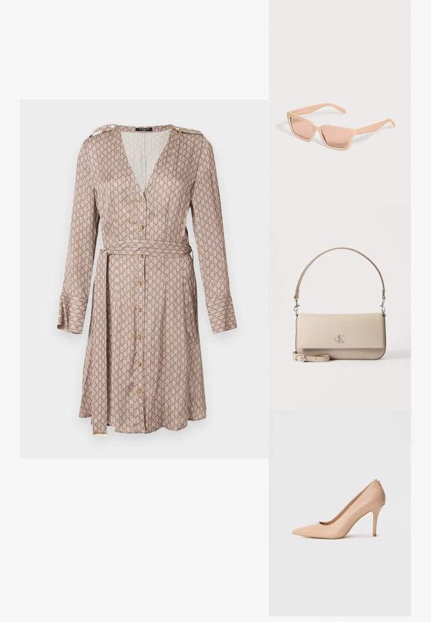 Langere mouw wikkeljurk in beige stof met een herhalend bruin patroon, voorzien van een diepe V-hals, gouden knoopdetails en een bijpassende riem.; Beige leren pump met hoge hak, een puntige neus, een gladde textuur en een slanke naaldhak. Minimalistisch ontwerp met een instapmodel.; Rechthoekige lichtperzikkleurige zonnebril met dikke monturen en bijpassende getinte glazen op een effen lichte achtergrond.; Beige leren handtas met een bovenste handvat en afneembare schouderriem, met een zilveren "cK"-logo op het voorvak.