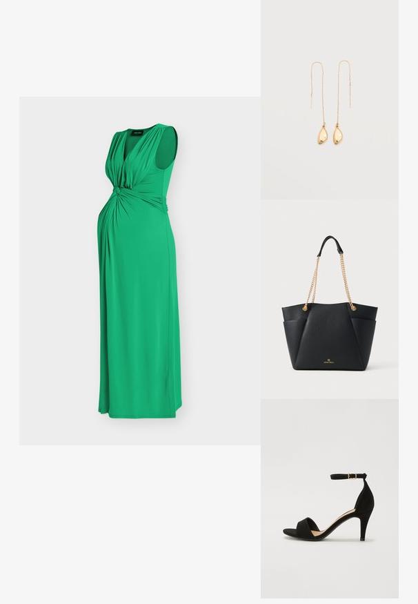 Robe de maternité longue verte sans manches avec un détail de tissu froncé au niveau de la poitrine et de la taille sur un fond uni.; Sandale à talons hauts en suede noir, avec un bout ouvert, une bande de cheville avec boucle dorée et une silhouette incurvée. Semelle plate avec une finition texturée.; Sac fourre-tout en simili cuir noir avec un design géométrique, des poignées en chaîne dorée et un logo embossé à l'avant. Texture lisse avec une forme structurée.; Boucles d'oreilles fines en fil d'or avec de fines chaînes et de petits pendentifs en or lisses, de forme irrégulière, suspendus aux extrémités.