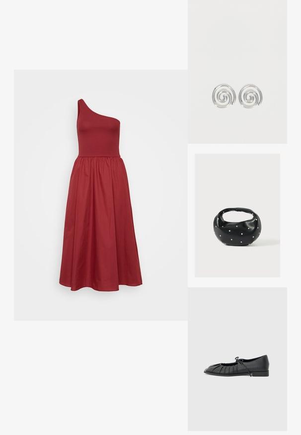 Robe asymétrique à une épaule en rouge riche, corsage ajusté, jupe mi-longue évasée, tissu lisse avec une texture subtile.; Chaussure plate noire avec design plissé à l'avant et un nœud noué sur le dessus, petit talon, et texture lisse sur un fond gris clair.; Sac à main en cuir noir de forme arrondie, décoré de clous argentés et équipé d'une poignée courte. Texture lisse et fermeture éclair.; Paire de boucles d'oreilles en forme d'anneau spirale en argent avec un design lisse et arrondi sur fond blanc uni.