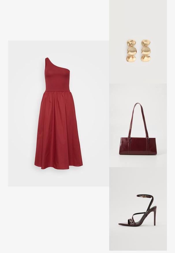 Robe asymétrique à une épaule en rouge riche, corsage ajusté, jupe mi-longue évasée, tissu lisse avec une texture subtile.; Sandale à talons hauts en cuir verni bourgogne avec une bride de cheville, bout pointu et trois bandes horizontales sur le pied. Détail de boucle dorée.; Sac à main bordeaux en matériau brillant, de forme rectangulaire, avec deux anses et des accents légèrement courbés à l'avant.; Boucles d’oreilles pendantes ton or avec trois segments irréguliers, lisses et arrondis empilés verticalement sur un fond clair uni.