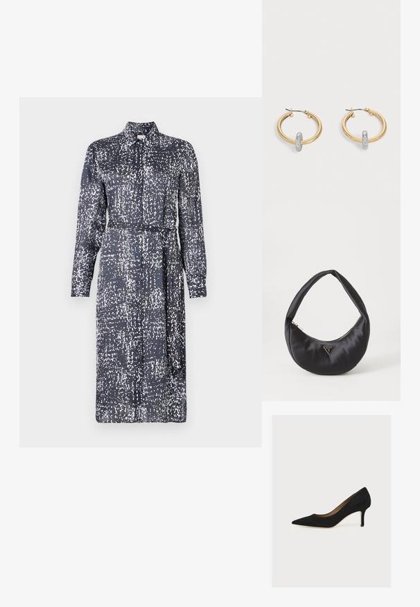 Calvin Klein DRESS - Särkkleit - inkwell; Mustast seemis jalanõu eesosaga keskmise kõrgusega konts ja beež siseplantaar heledal taustal.; Must musträk kott, millel on kaarjas kuju, varustatud lukuga ja metallist kolmnurkse logoga ees. Sile tekstuur ja peen disain.; Kuldse tooniga rõngakujulised kõrvarõngad, kummalgi väike hõbedase tooniga aasa detail, esitletud heleda halli tausta ees.