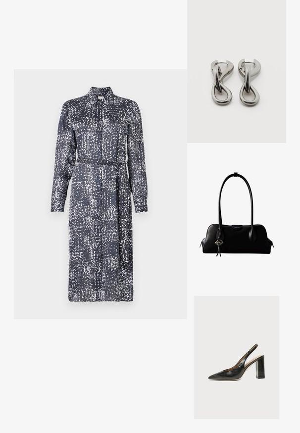 Calvin Klein DRESS - Särkkleit - inkwell; Mustast nahast naiste slingback-kingad terava varba ja paksu kõrge plokk-kontsaga valgel taustal.; Mustast nahast Calvin Kleini käekott, millel on pikk õlarihm, tõmblukuga küljed ja kaunistuseks riputatud ripats ühe rihma küljes.; Hõbedatoonides metallist kõrvarõngad abstraktse üksteisega põimunud aasade disainiga valgel taustal.