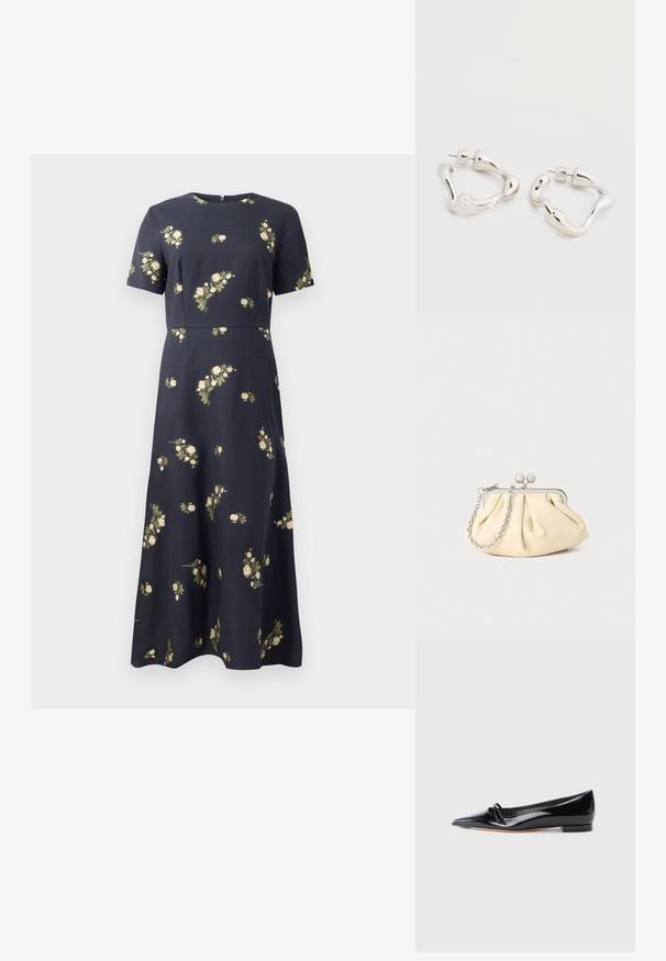 Vestido azul marino con mangas cortas, patrón floral con pequeñas rosas crema, cuerpo ajustado y diseño de falda en A. Cremallera en la parte posterior.; Zapato plano de charol negro con punta afilada, pequeña tira decorativa y tacón bajo. Textura suave y diseño elegante.; Clutch de cuero beige plisado con un marco de metal plateado, que cuenta con dos broches decorativos redondos y una correa de cadena plateada.; Pendientes de aro de forma irregular en tono plateado con cierre de poste sobre una superficie blanca lisa.