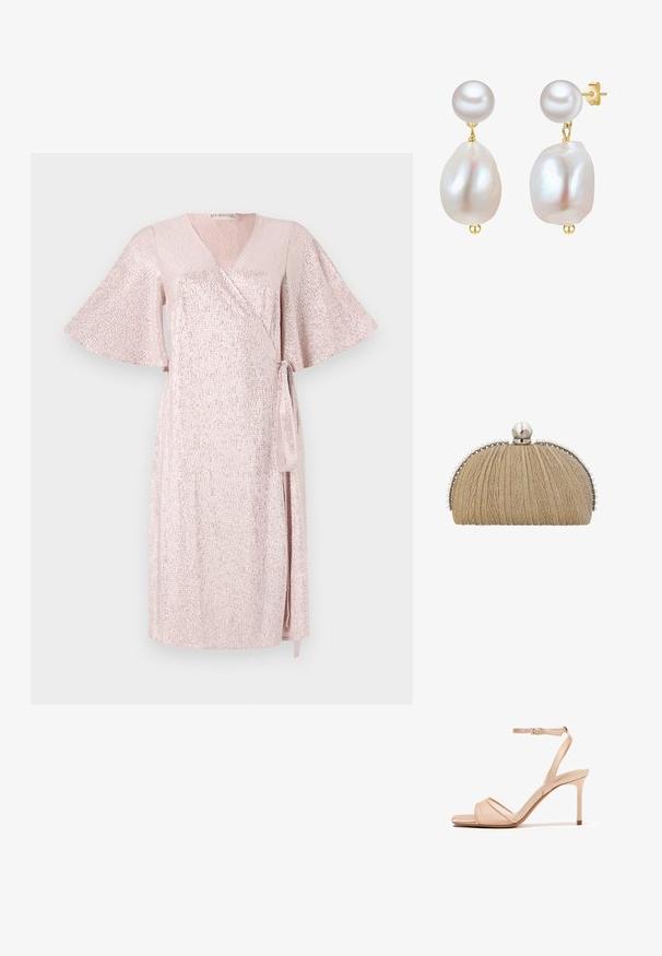 Rosa schimmerndes Wickelkleid mit kurzen, breiten Ärmeln, V-Ausschnitt, asymmetrischem Saum und passendem Bindegürtel in der Taille, aus einem strukturierten Stoff gefertigt.; Beige High-Heel-Sandale mit dünnem Riemen über den Zehen und verstellbarem Knöchelriemen mit Schnalle, Stiletto-Absatz, offenem Zehendesign.; Clutch aus goldfarbenem Stoff mit plisierter Textur, silbernem Rahmen und großem Perlenverschluss mit kleineren Perlen am Rand.; Perlen-Ohrringe mit großen, runden weißen Perlen und unregelmäßig geformten Perlen, gefasst in goldfarbenem Metall, was ihr elegantes Design unterstreicht.