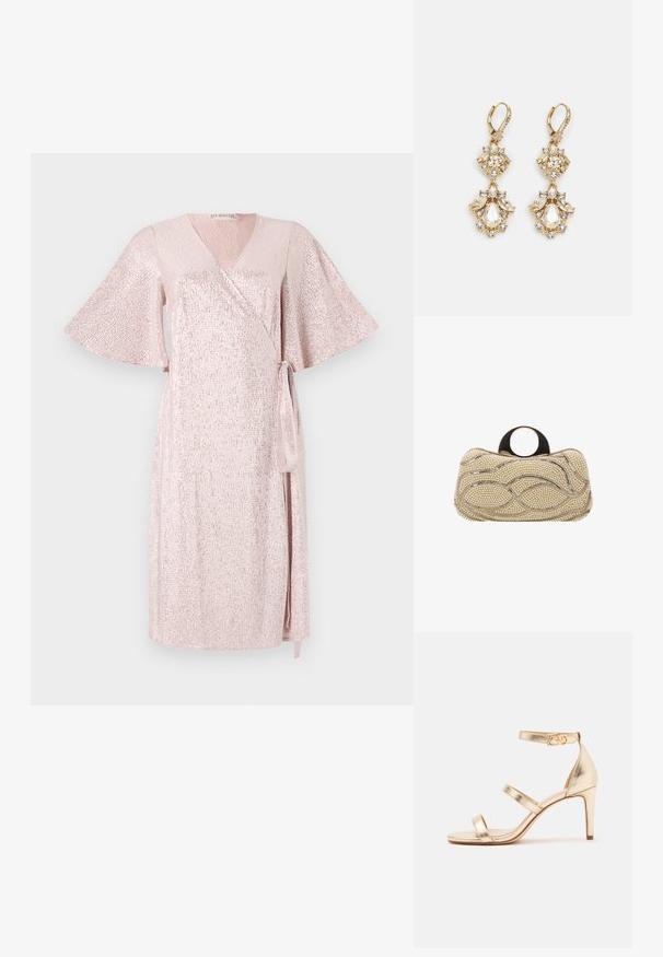 Rosa schimmerndes Wickelkleid mit kurzen, breiten Ärmeln, V-Ausschnitt, asymmetrischem Saum und passendem Bindegürtel in der Taille, aus einem strukturierten Stoff gefertigt.; Goldene High-Heel-Sandale mit drei dünnen Riemen, einem Knöchelriemen mit Schnalle und einem Logodetail auf weißem Hintergrund.; Kleine rechteckige Clutch-Tasche, dekoriert mit Perlen und metallischen Linien, mit einem runden goldenen Metallgriff oben.; Ohrringe mit Gold-Finish im Design eines Clusters, das runde und tropfenförmige klare Kristalle zeigt und aufwendige Details präsentiert.