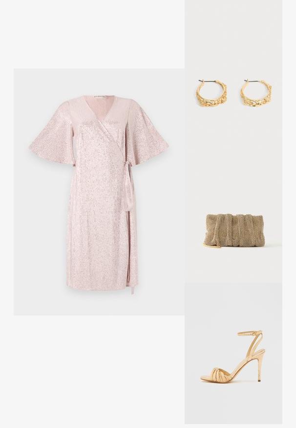 Rosa schimmerndes Wickelkleid mit kurzen, breiten Ärmeln, V-Ausschnitt, asymmetrischem Saum und passendem Bindegürtel in der Taille, aus einem strukturierten Stoff gefertigt.; Offene Sandale mit hohem Absatz in metallischem Gold, mit verdrehten Riemendetails, schmalem Knöchelriemen und strukturiertem Absatz. Design mit Stiletto-Absatz.; Kleine goldene Mesh-Clutch mit gerafftem Design und teilweise sichtbarem goldenen Kettengurt auf einfachem weißem Hintergrund.; Paar goldfarbene Creolen mit verziertem Blumen- und Blattrelief auf neutralem Hintergrund.