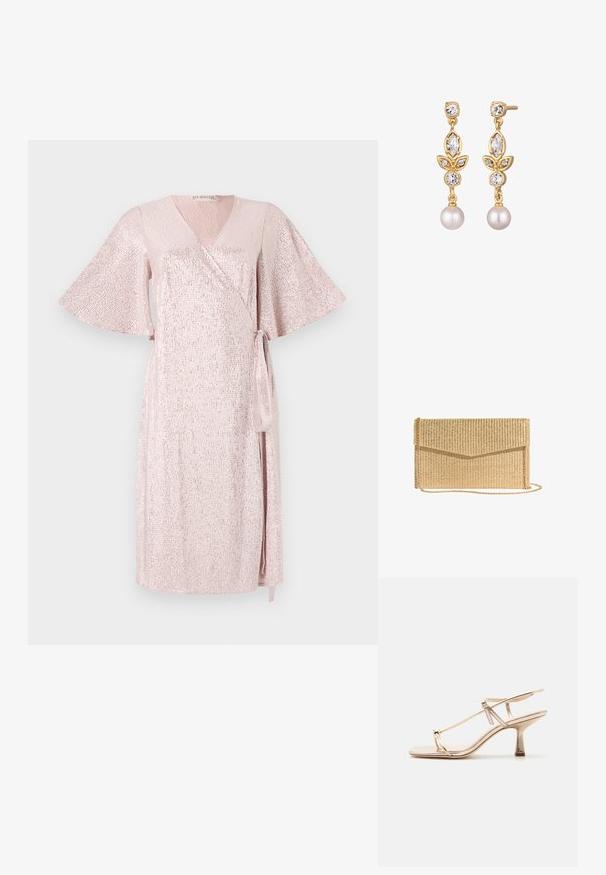 Rosa schimmerndes Wickelkleid mit kurzen, breiten Ärmeln, V-Ausschnitt, asymmetrischem Saum und passendem Bindegürtel in der Taille, aus einem strukturierten Stoff gefertigt.; Goldfarbene Sandale mit Riemchen, niedrigem Kitten-Heel, verstellbarem Knöchelriemen und Zehenring vor einfachem hellem Hintergrund.; Rechteckige gewebte Strohtasche mit Umschlagklappe und goldener Kettenriemen, vor weißem Hintergrund dargestellt.; Golddrop-Ohrringe mit klaren Kristallen in Blumenformen und runden weißen Perlen, die unten baumeln, vor weißem Hintergrund gezeigt.