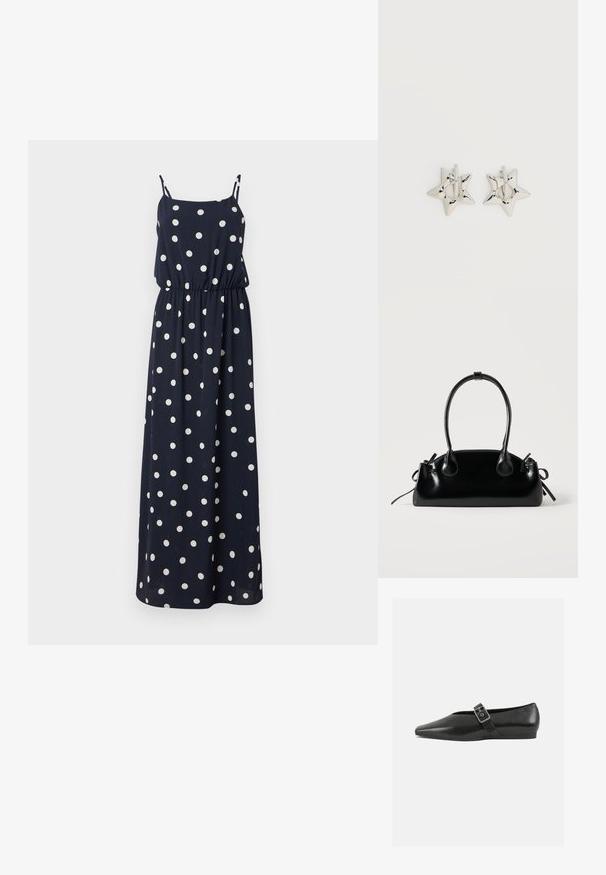 Navyblaues Maxikleid mit weißen Punkten. Verfügt über dünne verstellbare Träger, einen elastischen Bund und eine lockere Passform. Glatter Stoff.; Schwarze Lederflachschuhe mit spitzem Zehenbereich, ausgestattet mit einem metallischen Riemen über dem Spann und einer niedrigen, flexiblen Sohle.; Kleine schwarze glänzende Handtasche mit zwei langen Griffen und seitlichen Kordelzug-Details vor einfachem hellem Hintergrund.; Silberne, sternförmige Creolen mit einer glatten, polierten Oberfläche auf weißem, schlichtem Hintergrund.