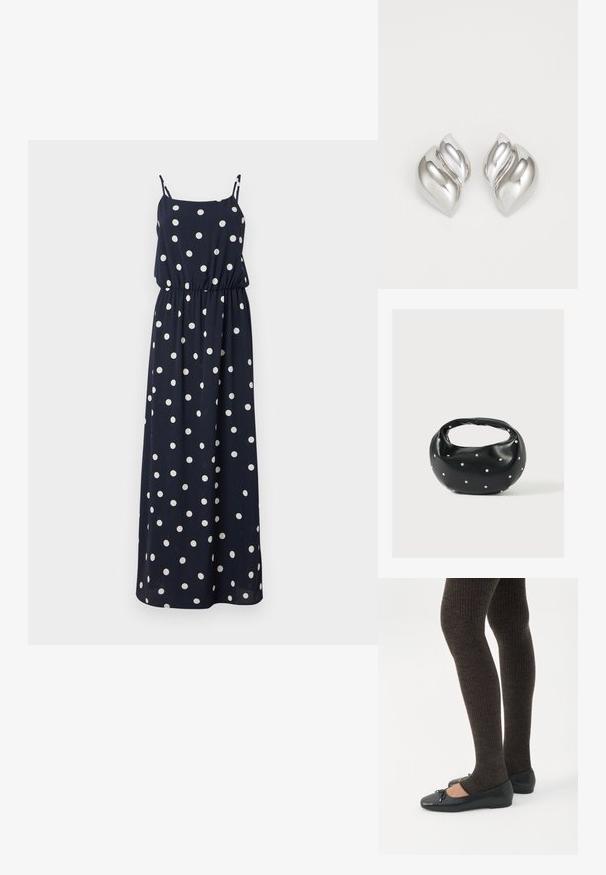 Navyblaues Maxikleid mit weißen Punkten. Verfügt über dünne verstellbare Träger, einen elastischen Bund und eine lockere Passform. Glatter Stoff.; Beine in dunklen, gerippten Leggings kombiniert mit schwarzen Ballerinas mit kleinen Schleifendetails auf weißem Hintergrund.; Schwarze Lederhandtasche mit abgerundeter Form, verziert mit silbernen Nietenakzenten und kurzem Griff. Glatte Struktur und Reißverschlussverschluss.; Silberne Ohrringe mit einer organischen, abstrakten Form. Glatte, glänzende Oberfläche mit einem konischen Design. Mit dezenten Kurven und einem zentralen Linienelement.