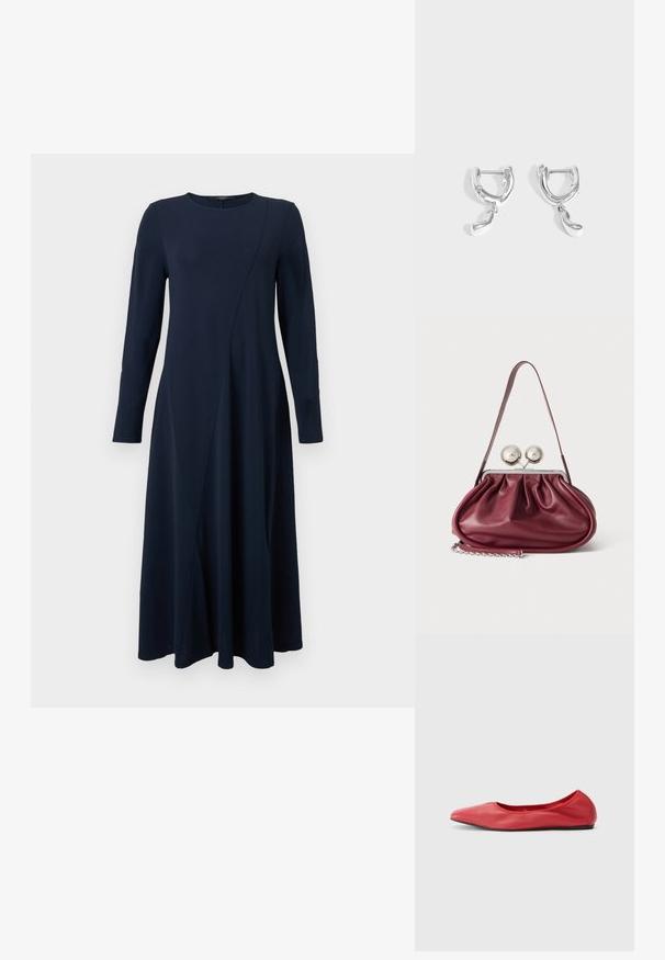 Robe bleu marine à manches longues avec encolure ronde et détail subtil de couture diagonale, fluide et tombant sous le genou.; Filippa K REY FLATS - Ballerines - bright red; Petit sac à main en cuir bordeaux avec des détails froncés, une fine bandoulière et une fermeture argentée comportant deux gros boutons ronds.; Paire de boucles d'oreilles créoles en argent poli avec de petits pendentifs en forme de goutte irrégulière suspendus à chaque créole sur un fond gris uni.