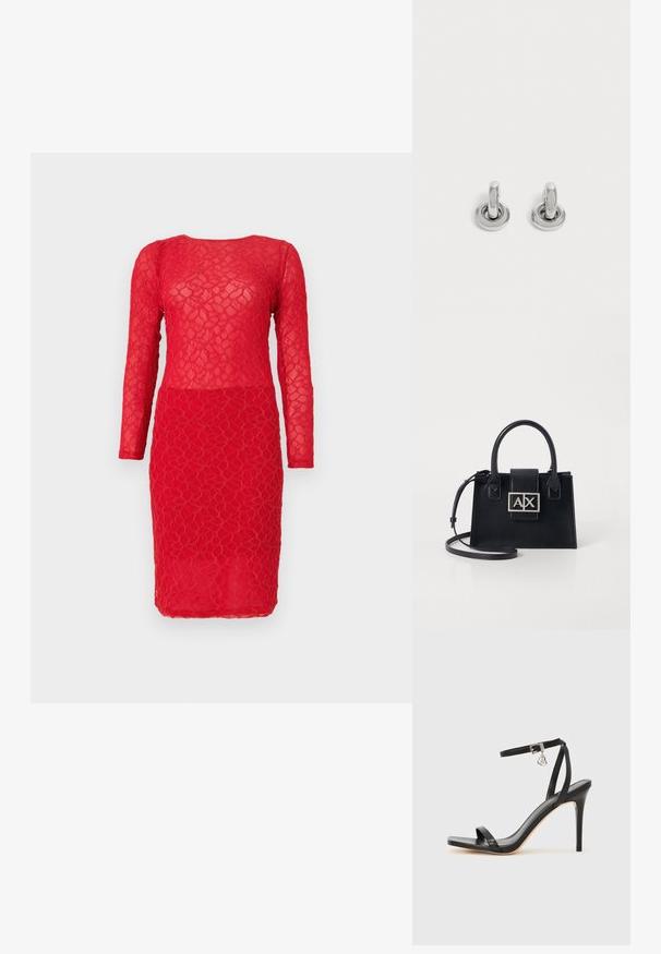 Robe en dentelle rouge avec manches longues, présentant un motif floral texturé et une silhouette ajustée. Tissu semi-transparent sur l'ensemble.; Sandale à talon haut noire avec une bride étroite à la cheville, bout carré, cuir lisse et accent de boucle métallique.; Sac à main en cuir noir avec un design structuré, des poignées supérieures et une bandoulière amovible. Présente une plaque logo en ton argent et une texture lisse.; Paire de petites boucles d'oreilles créoles argentées brillantes avec une base ronde, présentées sur un fond clair uni.