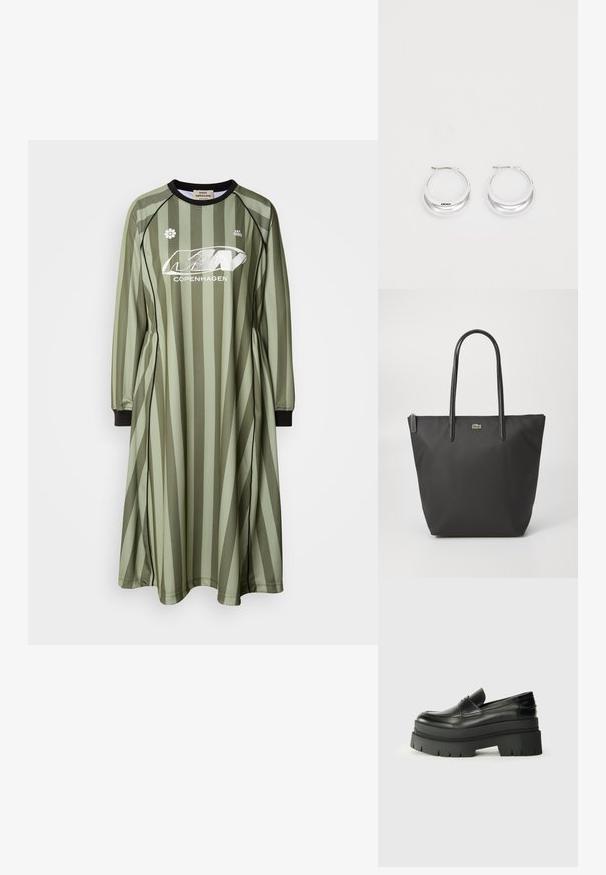 Olivgrünes Kleid mit vertikalen Streifen, langen Ärmeln und rundem Hals. Verfügt über ein Logo und eine Blumengrafik auf der Brust. Weicher Stoff.; Schwarze Lederloafer mit einer klobigen Plateausohle. Abgerundete Spitze, Nahtdetail auf der Vorderseite und dezente Nähte. Flache, strukturierte Außensohle.; Schwarze Tragetasche mit glatter Außenseite, langen Griffen und einem Reißverschluss. Auf der Vorderseite befindet sich ein kleines grünes Krokodil-Logo.; Silberne Creolen mit glänzender Oberfläche und DKNY-Logo, vor einem schlichten weißen Hintergrund präsentiert.