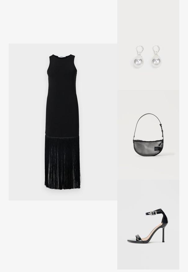 Sort ærmeløs kjole med en tætsiddende top og en lang frynsekant, lavet af glat stof med en struktureret frynse detalje for neden.; Sort højhælet sandal i laklæder med ankelrem. Har minimalistisk design, åben tå og spænde med rhinsten-detaljer.; Sort mesh halvmåne håndtaske med en kort justerbar læderrem og lynlåslukning på en ensartet lys baggrund.; Sølv dråbeøreringe med glatte, runde, reflekterende overflader hængende fra svingelukkede låse. Baggrunden er helt hvid.