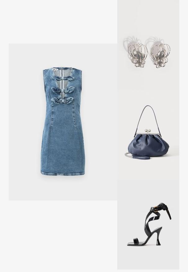 Denimkjole med en tætsiddende silhuet, lyseblå farve, ærmeløs design, med tre stofsløjfer langs den forreste åbning.; Sorte patentlæder højhælede sandal med firkantet tå, ankelrem og guldlås på hvid baggrund.; Blød navyblå læderhåndtaske med sølv lukning, enkelt skulderrem og aftagelig kæde til håndleddet på hvid baggrund.; Par sølvøreringe i metal med åbent trådburdesign og glatte, centrale ovale former, der kaster buede skygger på en hvid baggrund.