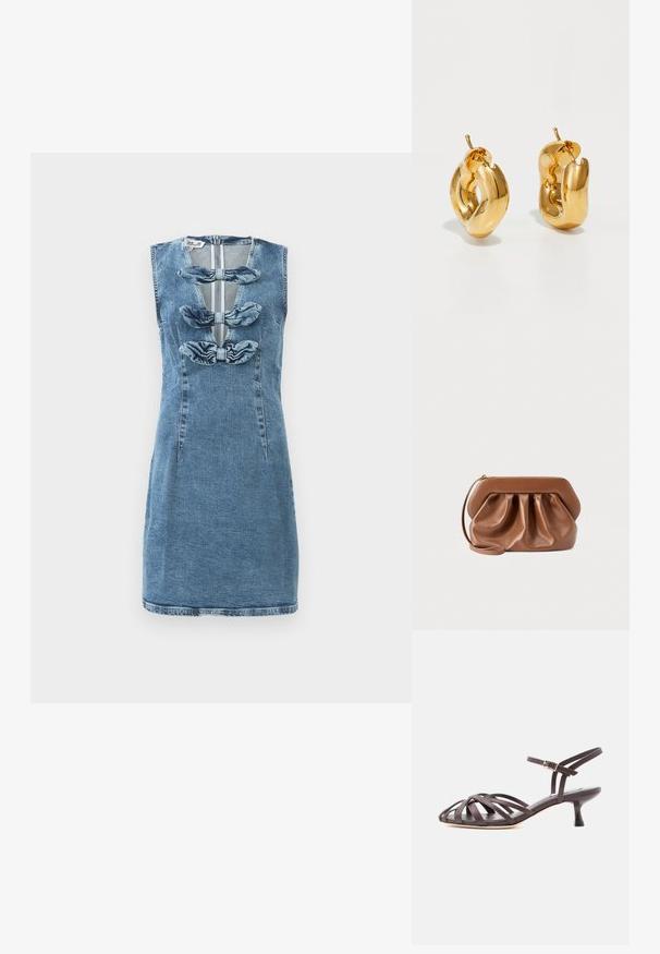Denimkjole med en tætsiddende silhuet, lyseblå farve, ærmeløs design, med tre stofsløjfer langs den forreste åbning.; Mørkebrun læder sandal med smalle remme, kitten heel og justerbar ankelrem med spænde på hvid baggrund.; Brun læderclutch med rynket detalje, struktureret ramme, håndledsrem og gyldent lynlås på en ensartet lys baggrund.; Chunky guld hoop øreringe med et let snoet, rørformet design og postsystem bagpå, på en hvid baggrund.