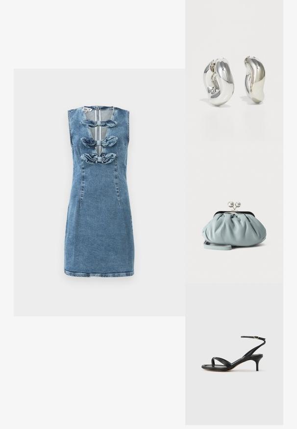 Denimkjole med en tætsiddende silhuet, lyseblå farve, ærmeløs design, med tre stofsløjfer langs den forreste åbning.; Sort damesandal i læder med tynde remme, en tå-loop, ankelspænde og en mellemhøj stiletthæl på en neutral baggrund.; Lille lyseblå læder møntpung med sølv metal kysse-lås og kort håndledsrem på ensfarvet baggrund.; Sølvskulpturelle øreringe med glatte, buede former og reflekterende overflader. Har et lukket hoop-design og en markant organisk form.