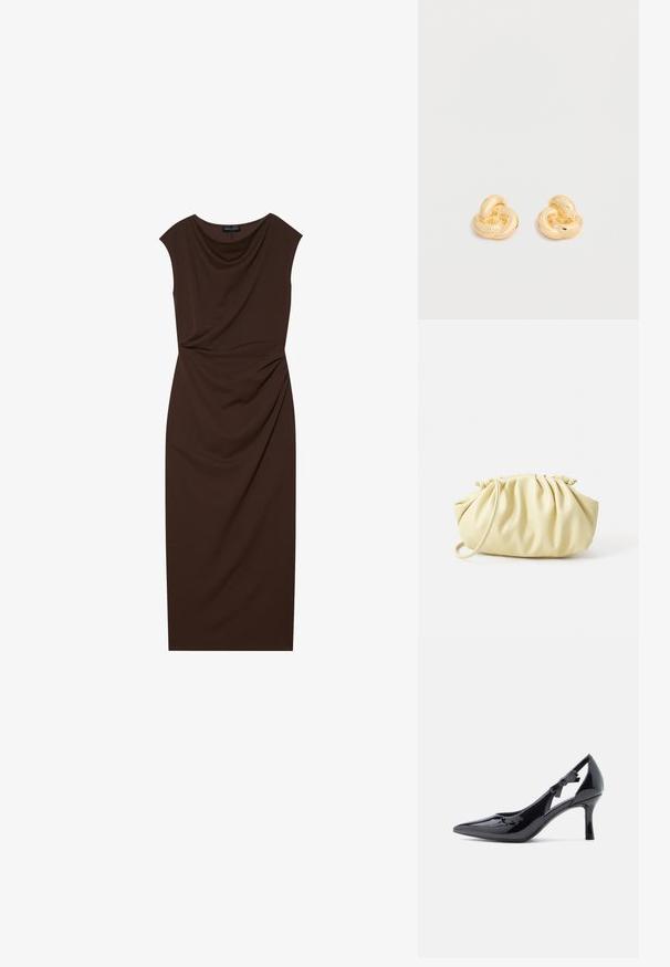 Robe marron longueur genou en tissu lisse, avec un décolleté drapé, des manches courtes et des ruchés sur un côté.; Escarpin à talons hauts en cuir verni noir, à bout pointu, avec bride de cheville ornée d'un nœud et talon stiletto élancé.; Sac à main plissé jaune en simili cuir lisse, arborant une forme douce avec une bandoulière unique et un design froncé sur le dessus.; Paire de clous d'oreilles en forme de nœud, couleur or brillant, sur un fond blanc uni.
