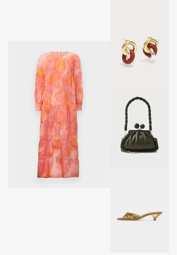 Lang, lagdelt kjole lavet af letvægtsstof i nuancer af pink og orange, med rund halsudskæring og bløde ærmer.; Guldfarvet mule sandal med åben tå, lav kittenhæl og knude-design på hvid baggrund.; Olivengrøn læderhåndtaske med flettet håndtag og sølvhardware, med en samlet design og runde låsedetaljer på toppen.; Guld- og sølvøreringe med sammenflettede løkker, hvor en løkke har en glansfuld rød finish og en poleret tekstur.